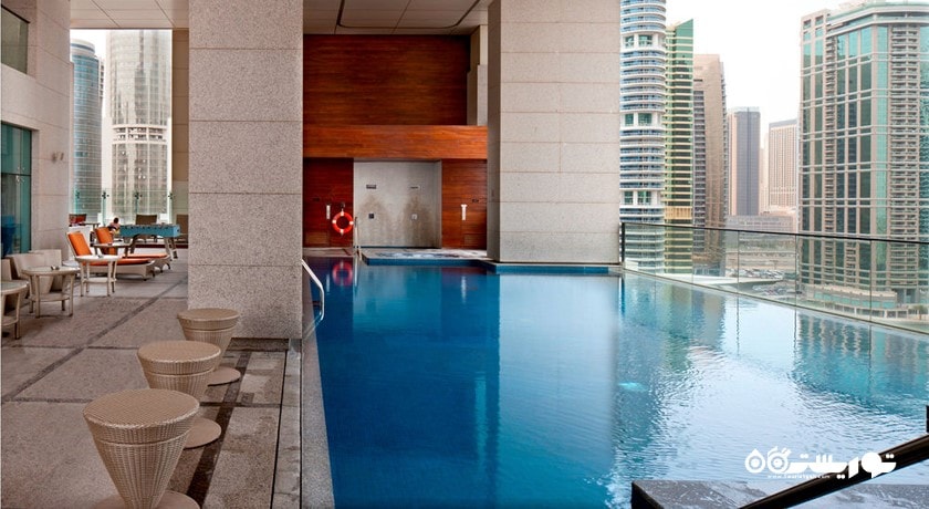 نمایی از  استخر روباز هتل